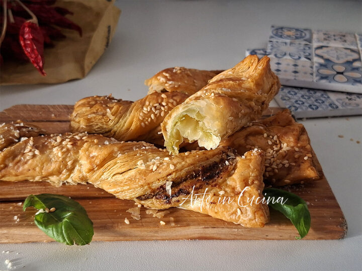 Torciglioni di sfoglia al pesto, stuzzichini pronti in 5 minuti