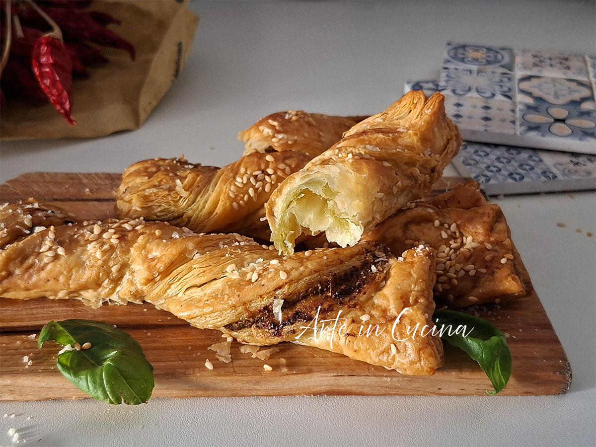 Torciglioni di sfoglia al pesto, stuzzichini pronti in 5 minuti