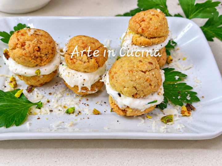 Baci di dama salati con ricotta e erba cipollina con mandorle