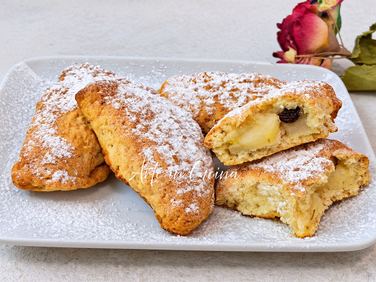 Biscotti ripieni di mele e uvetta