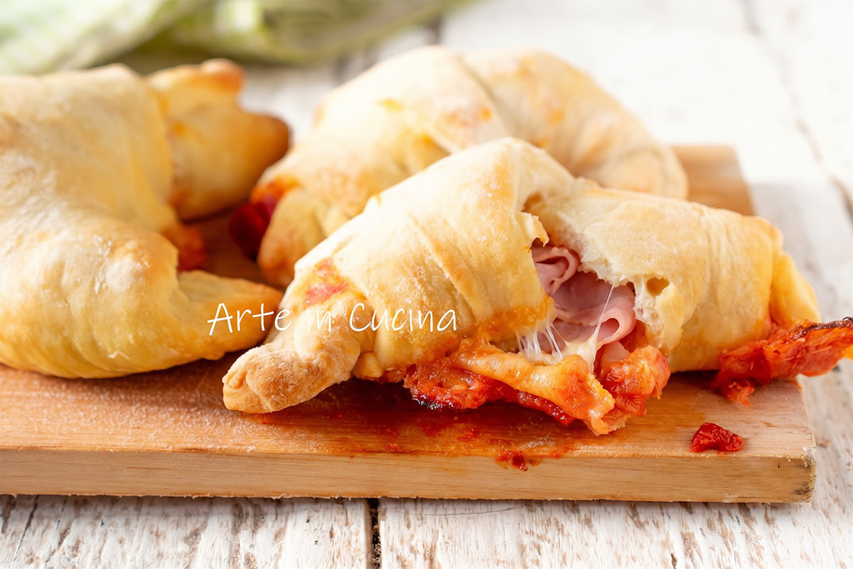 Cornetti con pasta pizza pronta con prosciutto e provola