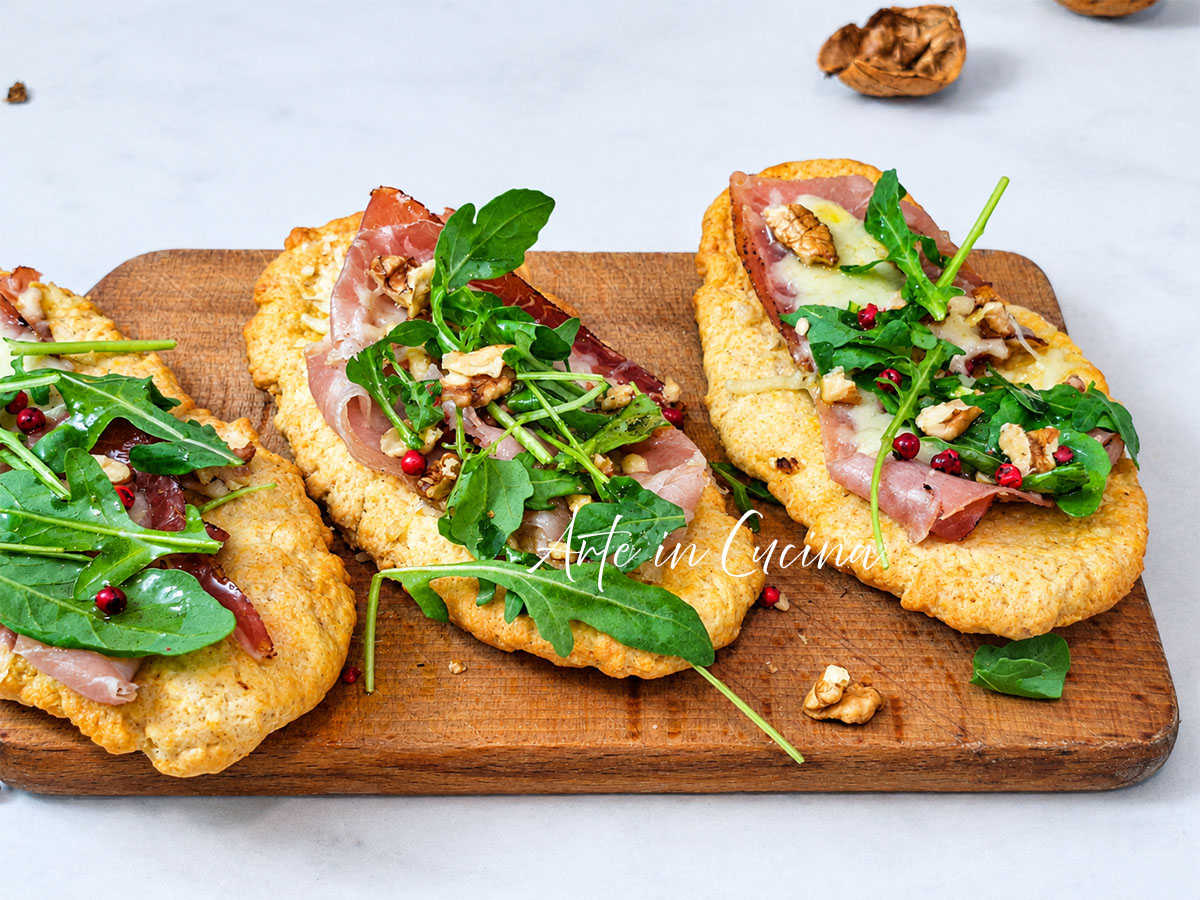 Lingue di pizza veloci con speck e noci pronte in 5 minuti