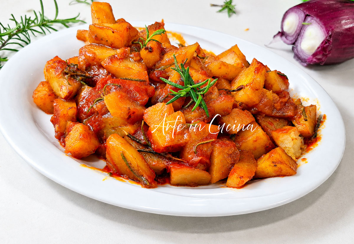 Patate alla contadina con cipolle e pomodoro al rosmarino