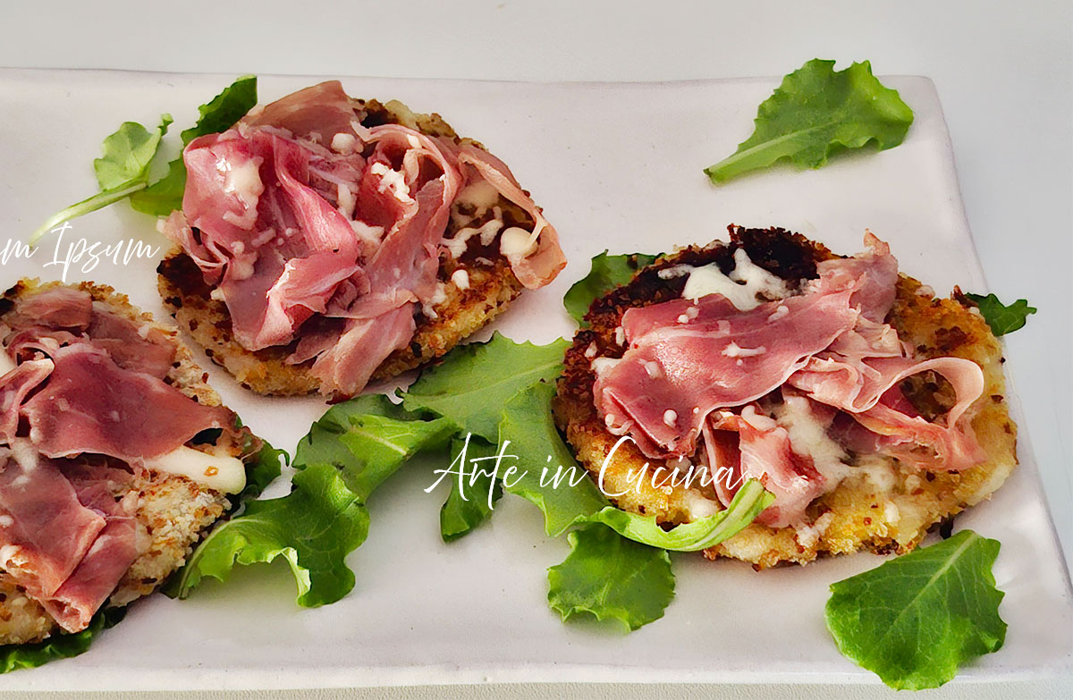 Pizzette di patate schiacciate con prosciutto e formaggio