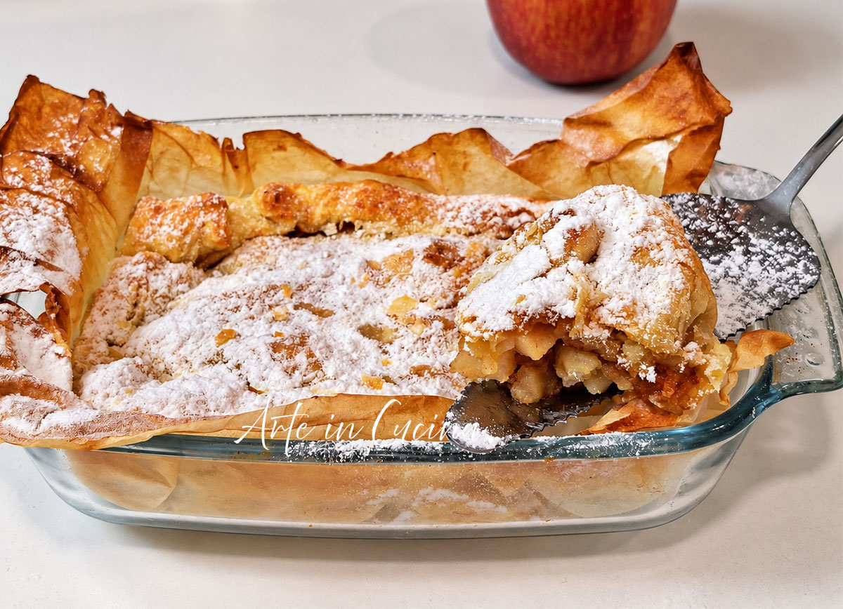 Torta di sfoglia con crema di mele e amaretti