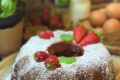 Ciambellone alla ricotta con cuore di fragole