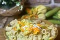 Pasta cremosa con zucchine, fiori di zucca e stracciatella
