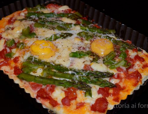 Pizza con asparagi e uova, ricetta sfiziosa