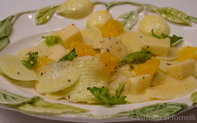 Carpaccio di cavolo rapa con emmental e arancia Carpaccio di cavolo rapa con emmental e arancia