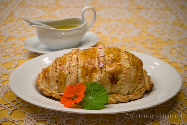 pasticcio di carne e verdure in crosta con salsa