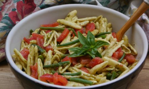 Insalata di pasta con pesto, fagiolini e pomodori