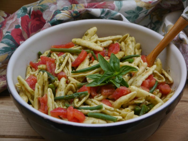 insalata di pasta con pesto, fagiolini e pomodori
