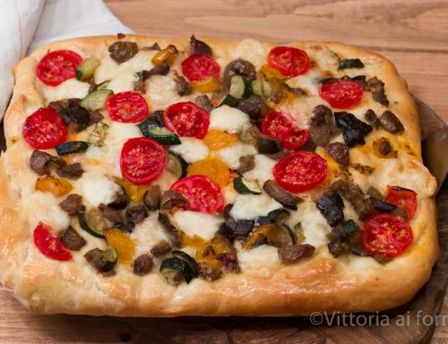 Focaccia con verdure, pecorino e olive