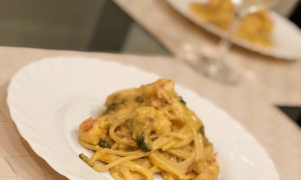 Spaghetti con besciamella allo zafferano, zucchine e gamberi