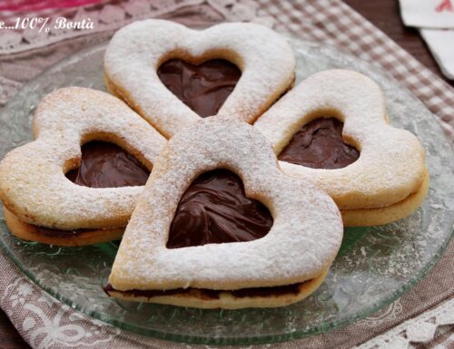 Biscotti a forma di cuore ripieni di nutella
