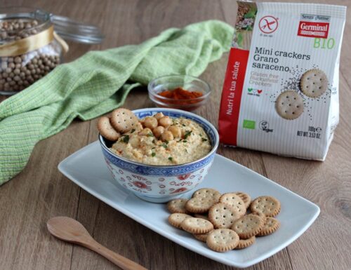 Hummus di ceci con mini crackers saraceno e semi di papavero