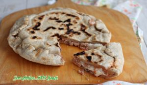 Focaccia in padella ripiena di tonno