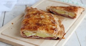 Calzone di pasta sfoglia ripieno di patate e speck