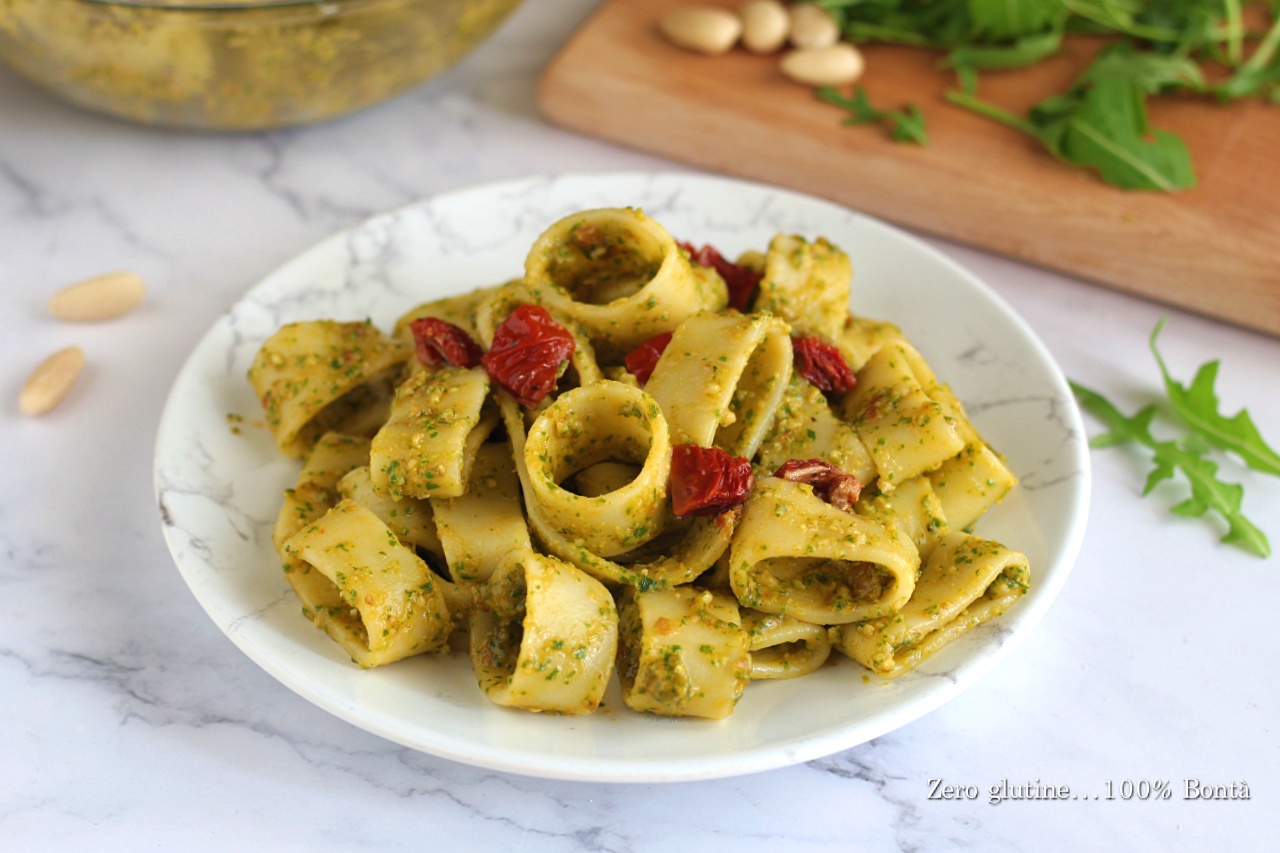 Pasta con pesto di rucola e pomodorini secchi Ricetta facile