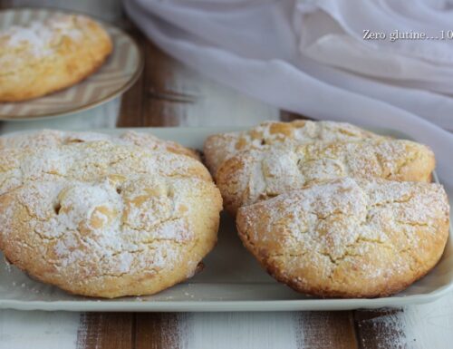 Biscotti mezzelune ripieni di mele