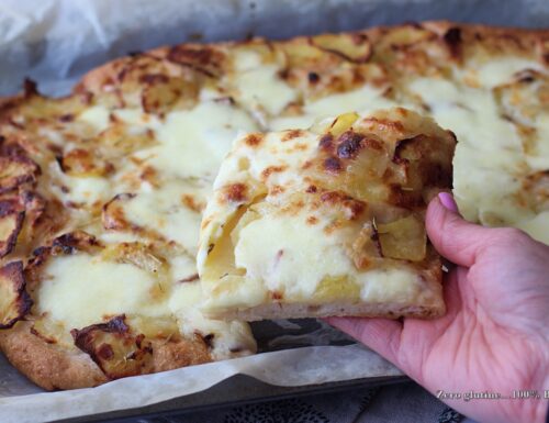 Pizza con patate cipolla e mozzarella