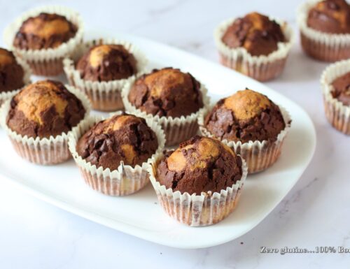Muffin variegati con gocce di cioccolato