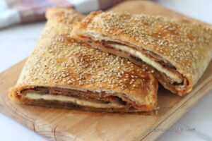 Calzone di pasta sfoglia alla parmigiana