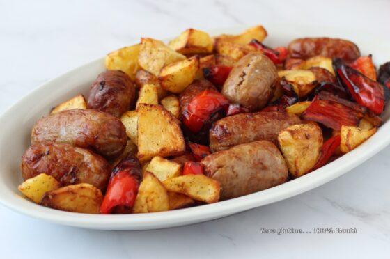 Salsiccia peperoni e patate in friggitrice ad aria