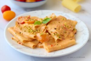 Paccheri con crema di datterini e stracciatella