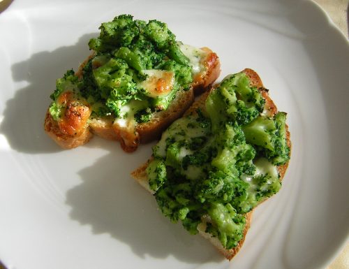Crostoni con broccoletti e formaggio