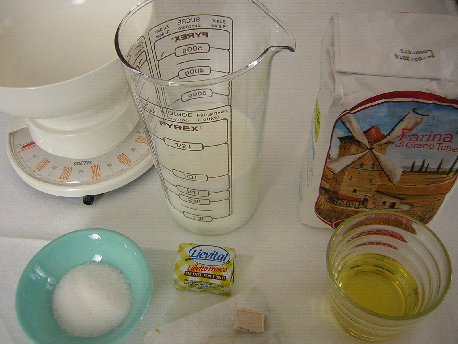 ingredienti per i panini al latte
