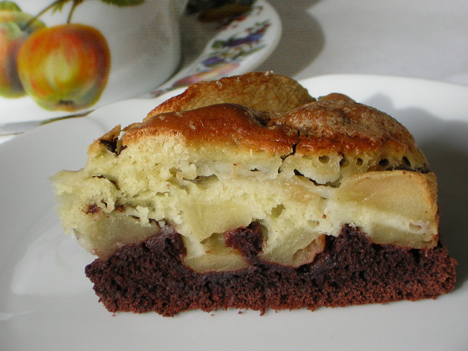 una golosa fetta di torta di mele al cioccolato