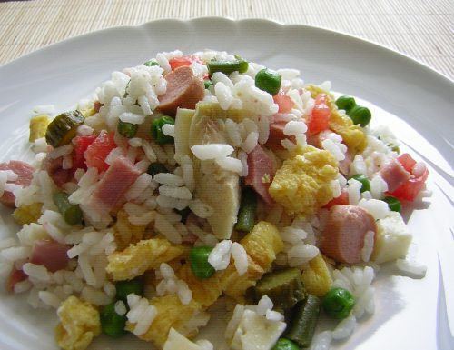 Insalata di riso con verdure e frittata