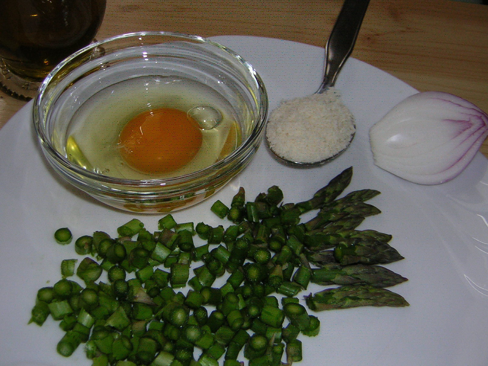 ingredienti per la frittata con asparagi e cipolla