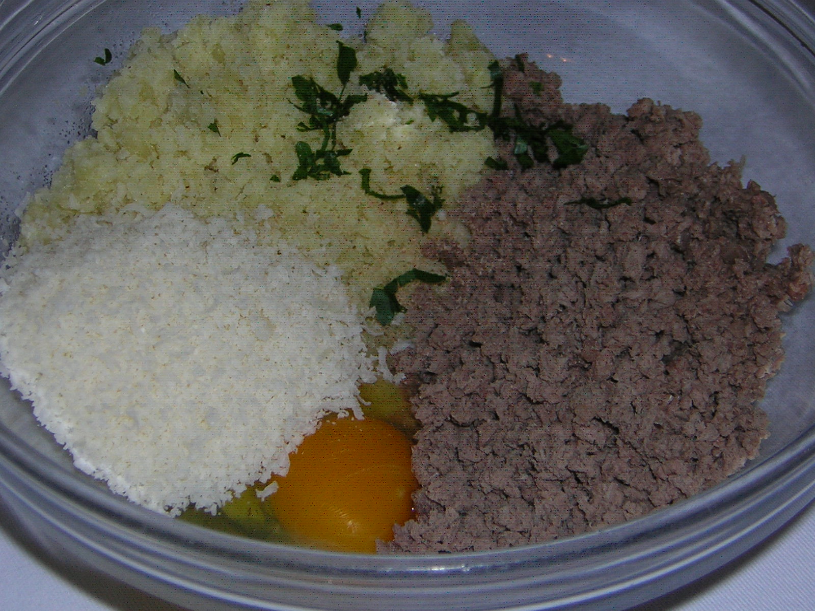 preparazione delle polpette di bollito e patate
