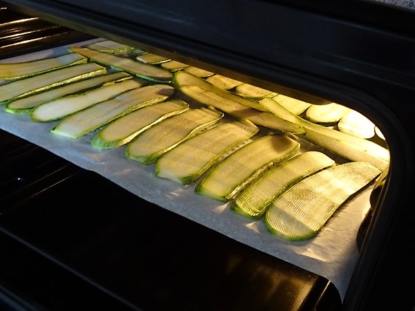 preparazione delle insalata di zucchine grigliate al forno