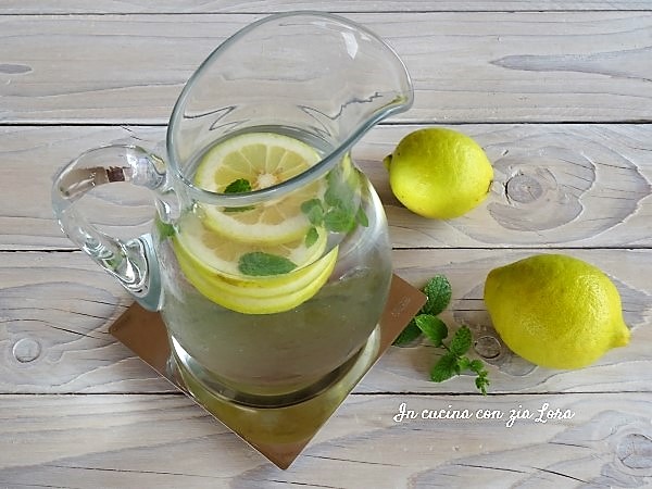 Acqua con limone e menta bibita dissetante