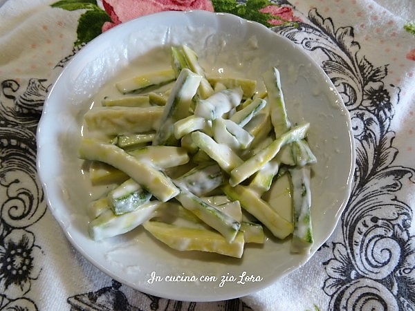 Preparazione delle zucchine fritte in tempura croccantissime