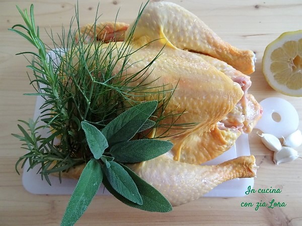 Ingredienti del pollo intero al forno saporito