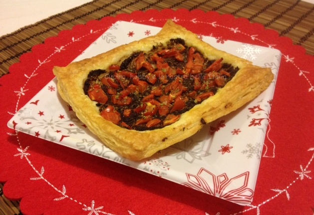 mini sfoglie con patè di olive nere e pomodorini