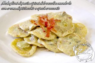 Medaglioni di pasta ripieni di broccoli e mandorle con crema di pistacchio