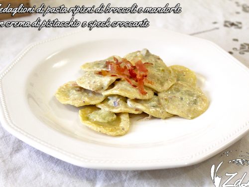 Medaglioni di pasta ripieni di broccoli e mandorle con crema di pistacchio