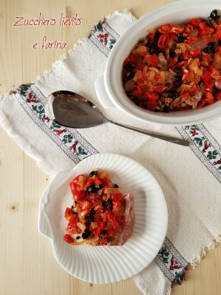 Tonno grigliato con cipolle pomodorini e olive